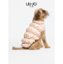 Vista lateral de Perro modelo sentado con Liu·Jo chaqueta plumas bombello color caramel lux